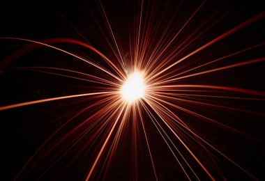 Yıldızlar, kıvılcım patlamaları, elektrik çiçekleri, bir sürü ışık.