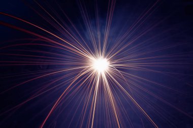 Yıldızlar, kıvılcım patlamaları, elektrik çiçekleri, bir sürü ışık.