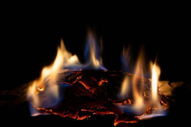 Yanan kağıt, parlayan kağıt kenarı siyah arkaplan üzerinde