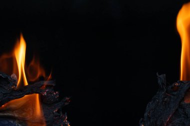 Yanan kağıt, parlayan kağıt kenarı siyah arkaplan üzerinde