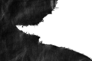 Beyaz arka planda delikleri olan yırtık eski siyah paçavra.