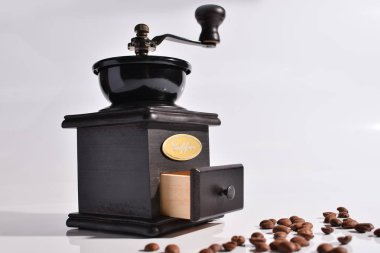 Beyaz arka planda izole edilmiş antika kahve değirmeni