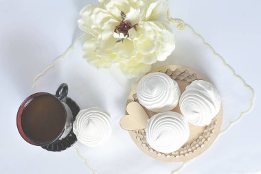 Tabakta ve çiçeklerde taze ev yapımı beyaz zephyr arkaplanı