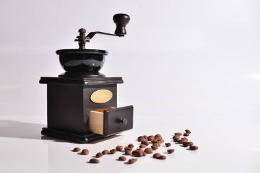 Beyaz arka planda izole edilmiş antika kahve değirmeni