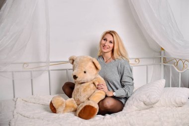 oyuncak ayı ile poz genç güzel kadın 