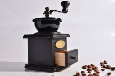 Beyaz arka planda izole edilmiş antika kahve değirmeni