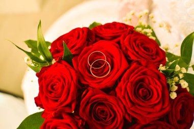 Kırmızı gül, buket düğün evlilik yüzükleri