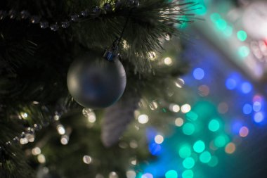 güzel dekore Noel ağacı, arka plan