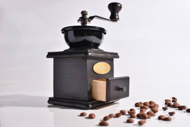 Beyaz arka planda izole edilmiş antika kahve değirmeni