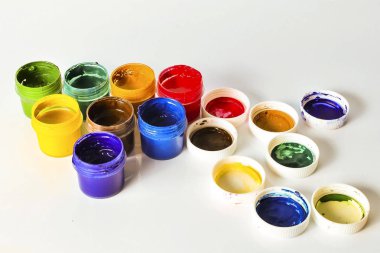 Beyaz renkli su renkleri seti