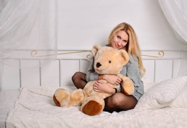 oyuncak ayı ile poz genç güzel kadın 