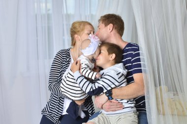 mutlu bir aile. Baba, anne ve çocuk. 