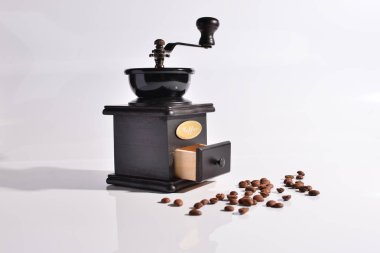 Beyaz arka planda izole edilmiş antika kahve değirmeni