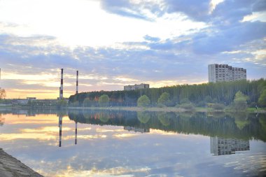 Sakin göl yansıması. Doğa, seyahat