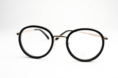 Beyaz arka planda izole edilmiş gözlük 