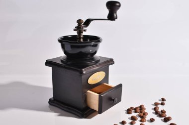 Beyaz arka planda izole edilmiş antika kahve değirmeni