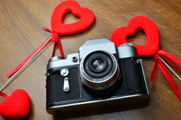 Retro Fényképezőgép Val Piros Szívek Fából Készült Asztal — Stock Fotó