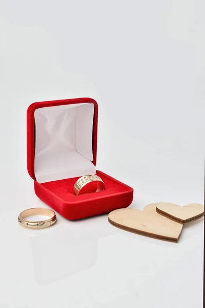 Dva Zlaté Snubní Prsteny Srdce — Stock fotografie