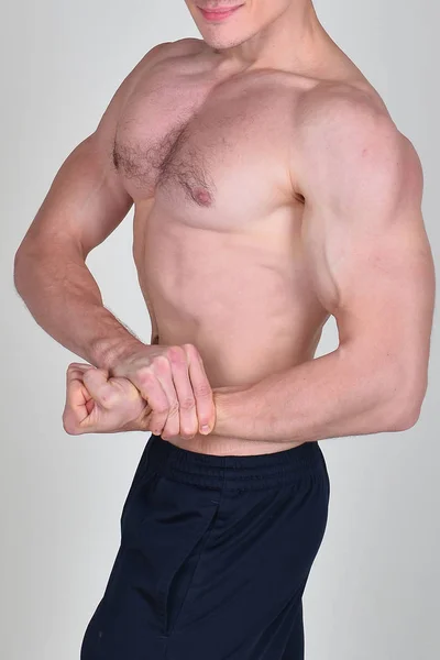 Torso Masculino Muscular Fisiculturista Sobre Fundo Branco — Fotografia de Stock