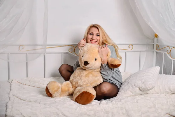 Young Beautiful Woman Posing Teddy Bear — Stock Photo, Image