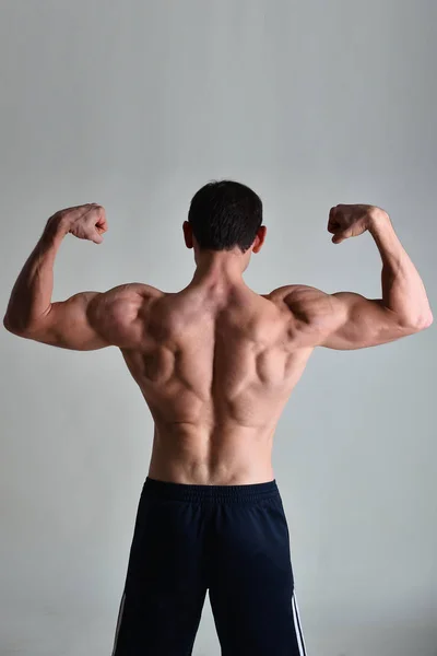 Joven Hombre Musculoso Flexionando Sus Músculos — Foto de Stock