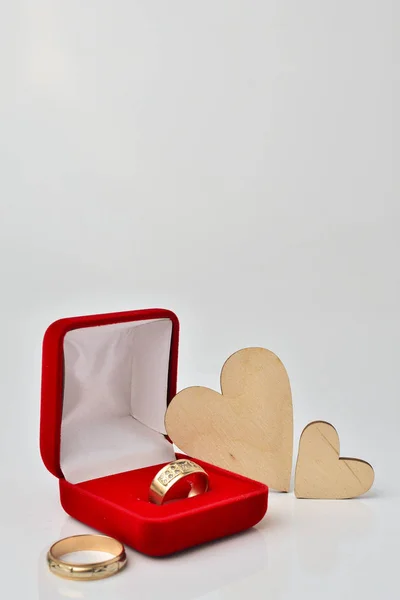Dva Zlaté Snubní Prsteny Srdce — Stock fotografie