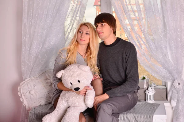 年轻美丽的夫妇与泰迪熊玩具 — 图库照片