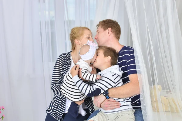 Familia Feliz Padre Madre Hijos — Foto de Stock