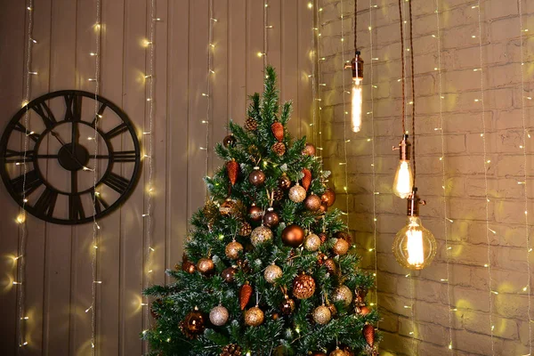 Bela Árvore Natal Decorada Relógio Fundo — Fotografia de Stock