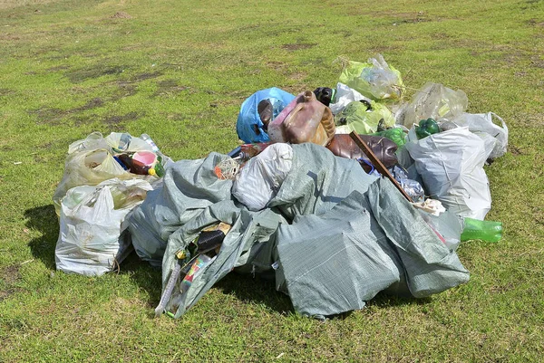 Uma Pilha Sacos Lixo Cheios Numa Lixeira — Fotografia de Stock