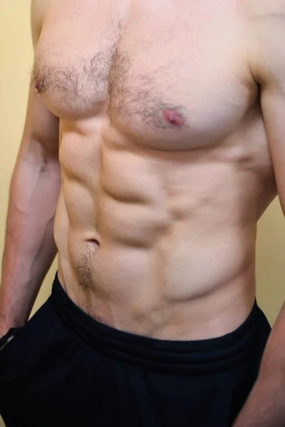 Bodybuilder Masculin Musculaire Posant Intérieur — Photo