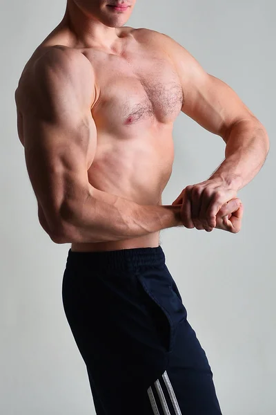 Joven Hombre Musculoso Flexionando Sus Músculos —  Fotos de Stock