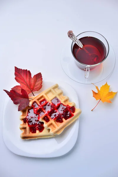 Belgien Våfflor Och Afternoon Tea Vit Bakgrund — Gratis stockfoto