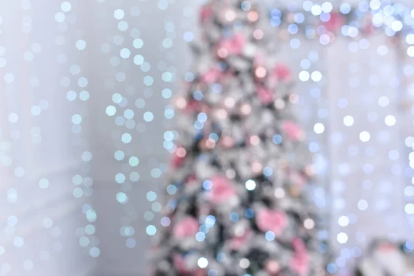 Mooie Versierde Kerstboom Achtergrond — Gratis stockfoto