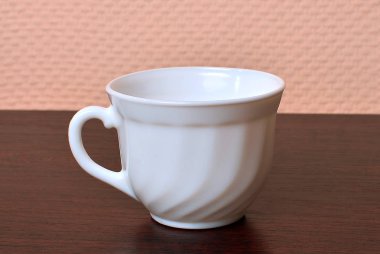 Tahta masada beyaz bardak.