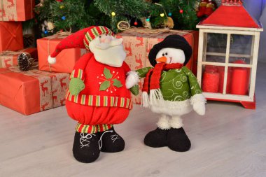 Oyuncaklar, kardan adam ve Noel Baba ile Noel süslemesi 