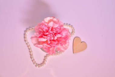 pembe karanfil ve kalp kapat