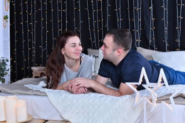 Çekici genç çift yatak odasında döşeme 