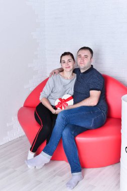 Hediye ile çekici genç Çift 