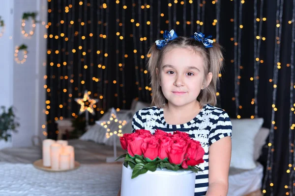 Vacker Flicka Håller Blommor Hemma — Stockfoto
