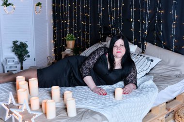 genç kadın holding mum yatakta 