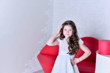 Stüdyoda poz veren güzel kız