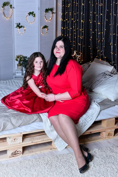 Mooi Meisje Haar Moeder Rode Jurken Die Zich Voordeed Bed — Stockfoto