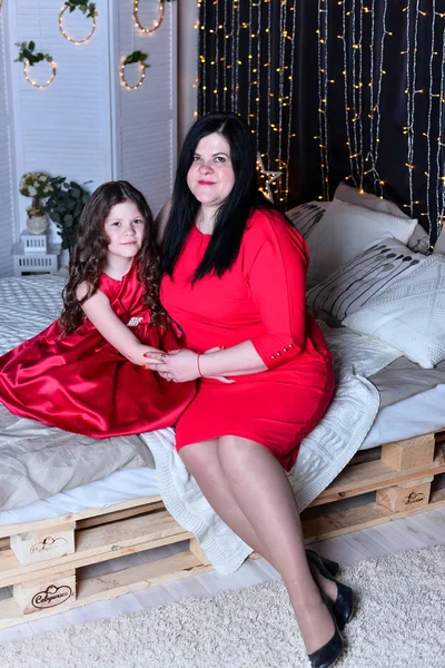 Beautiful Girl Her Mother Red Dresses Posing Bed Home — Stock Photo, Image