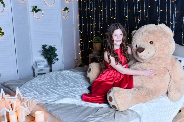 Mooi Meisje Met Teddybeer Bed Thuis — Stockfoto