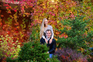 parkta poz güzel genç Çift 