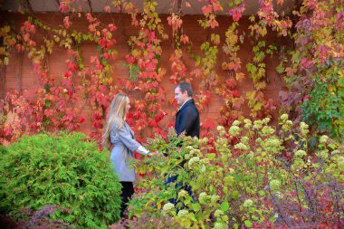 el ele parkta güzel genç Çift