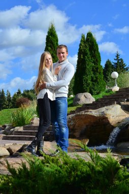 parkta kucaklayan güzel genç Çift 