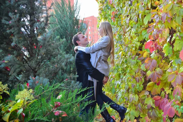 Belo Jovem Casal Parque Jovem Segurando Mulher — Fotografia de Stock