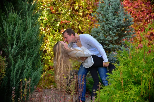 Beautiful Young Couple Kissing Park — Stock Photo, Image